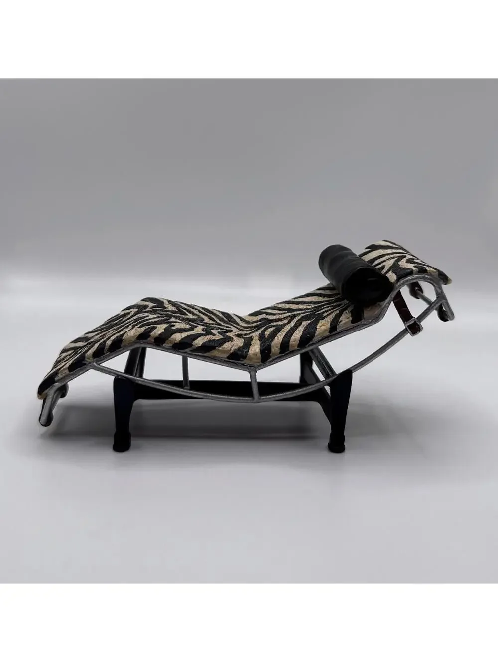 1:12 Raine Take a Seat Zebra Chaise Lounge Miniature Dollhouse Furniture